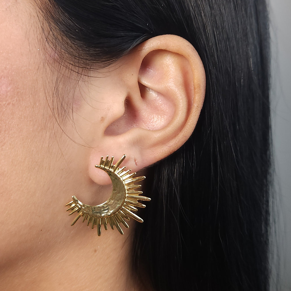 Brinco meia lua detalhada