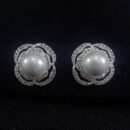 Brinco com pérola estilo flor