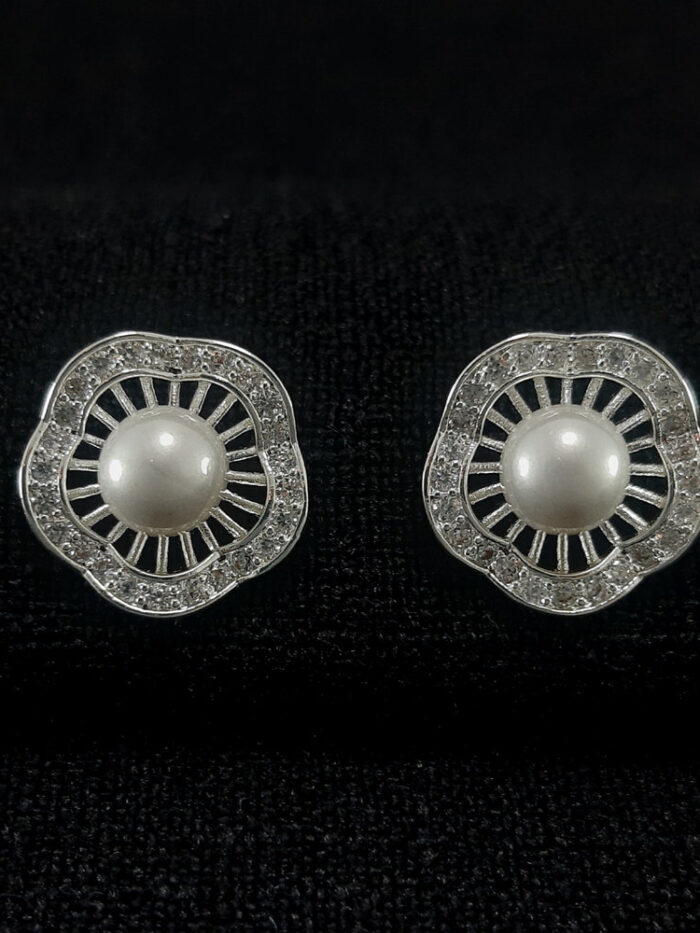 Brinco pérola com borda cravejada