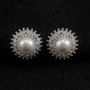 Brinco borda cravejada com pérola