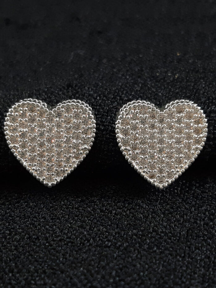 Brinco coração cravejado