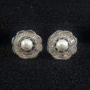 Brinco pérola central com borda pedras cristais