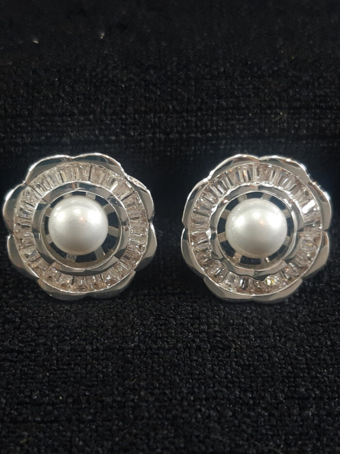 Brinco pérola central com borda pedras cristais