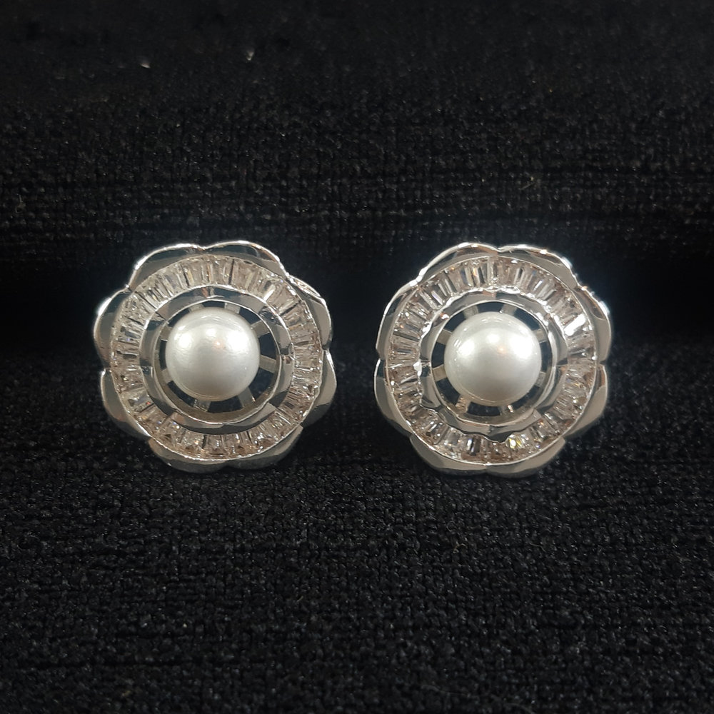 Brinco pérola central com borda pedras cristais