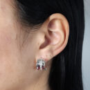 Brinco argolinha fio detalhado com pedras cristais