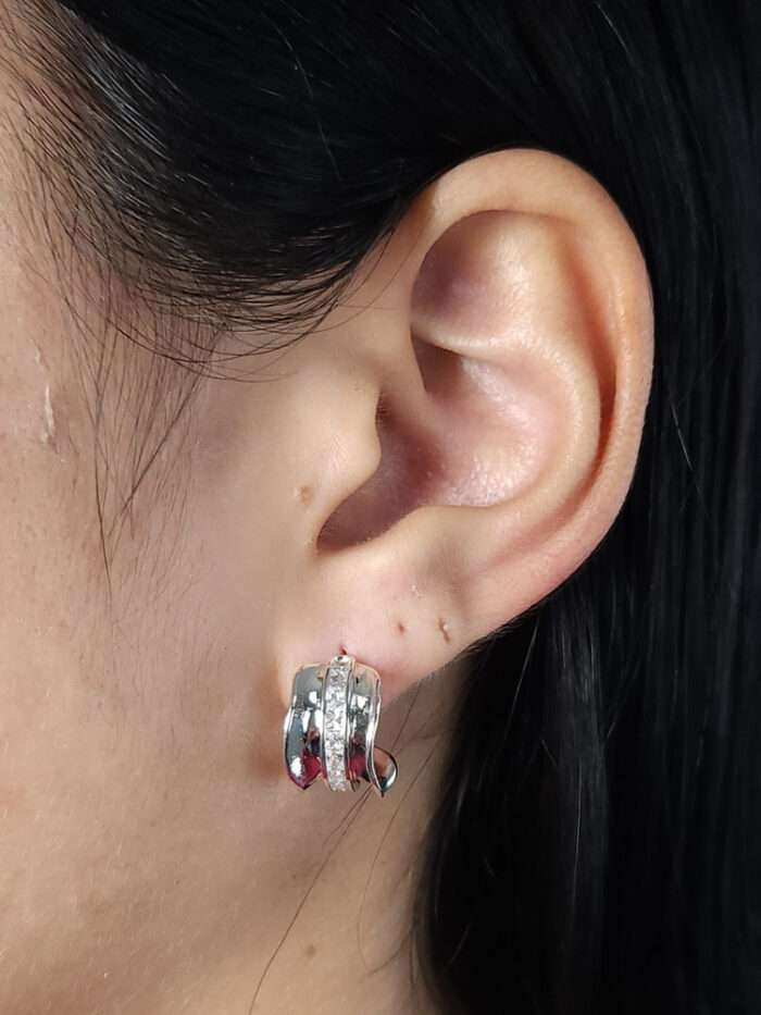 Brinco argolinha fio detalhado com pedras cristais