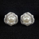 Brinco flor com detalhe pérola e pedra cristal