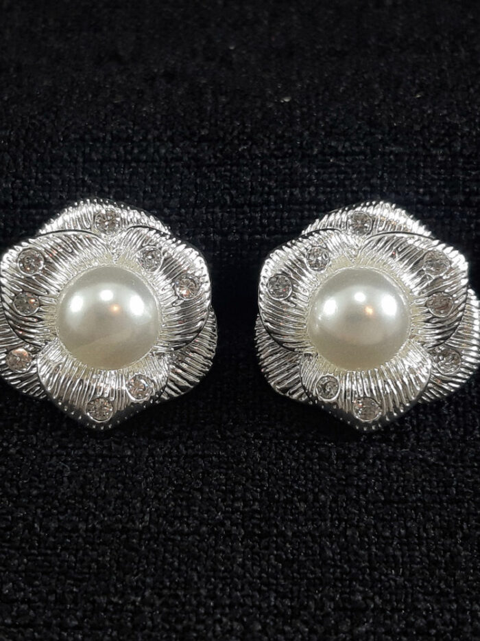 Brinco flor com detalhe pérola e pedra cristal