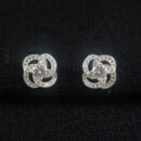 Brinco fios entrelaçados cravejado