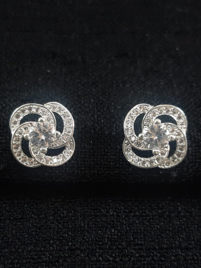 Brinco fios entrelaçados cravejado