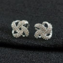 Brinco fios entrelaçados detalhe cravejado