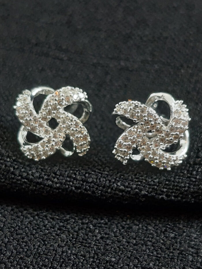 Brinco fios entrelaçados detalhe cravejado