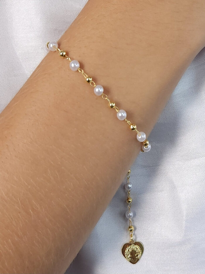 Pulseira pérolas detalhe medalha São Bento