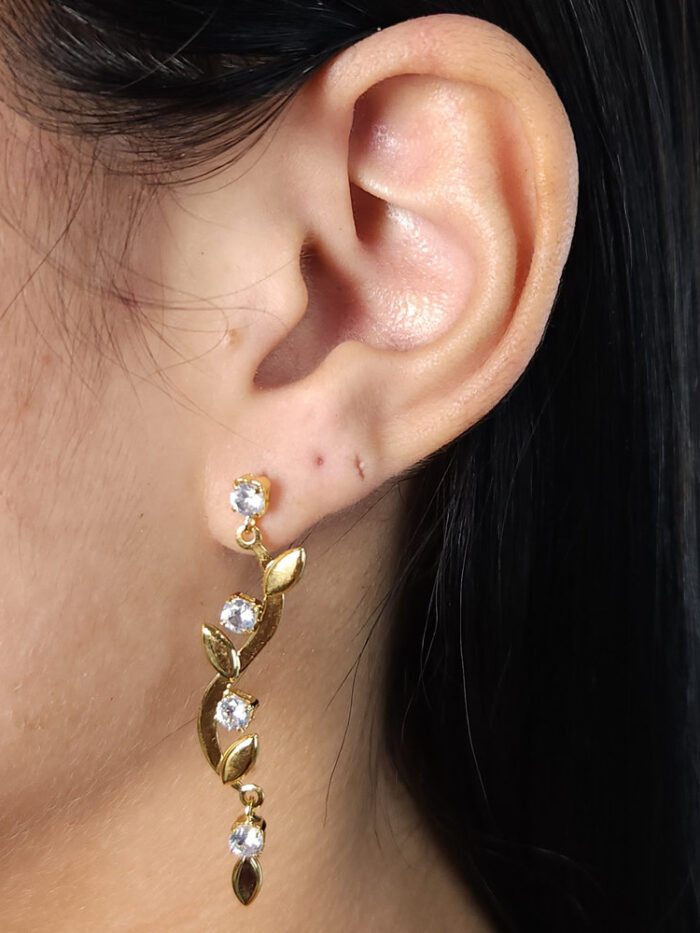 Brinco galho com pontos de luz cristal