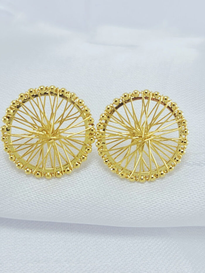 Brinco circulo vazado detalhe fios lisos entrelaçados