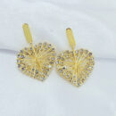 Brinco pêndulo coração cravejado detalhado