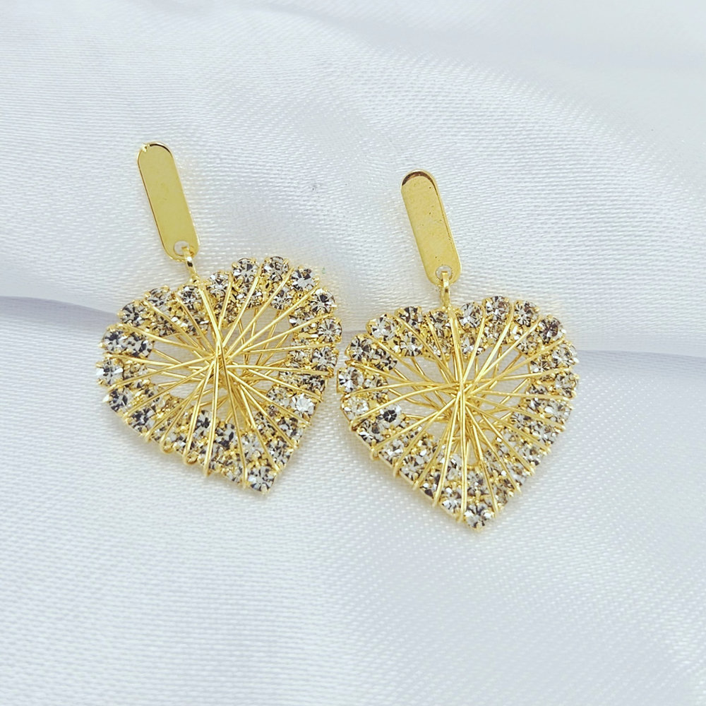 Brinco pêndulo coração cravejado detalhado