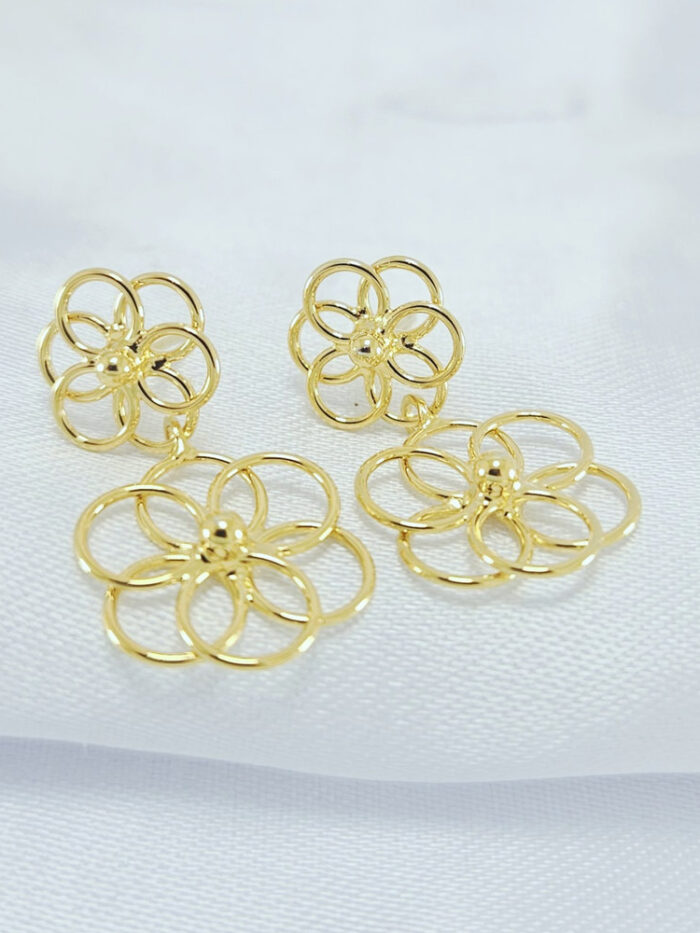 Brinco flor dupla  vazada