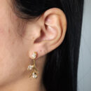 Brinco caninho com pedra oval cristal