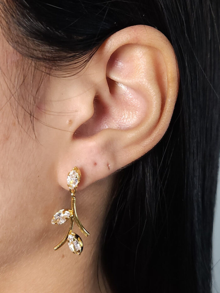 Brinco caninho com pedra oval cristal