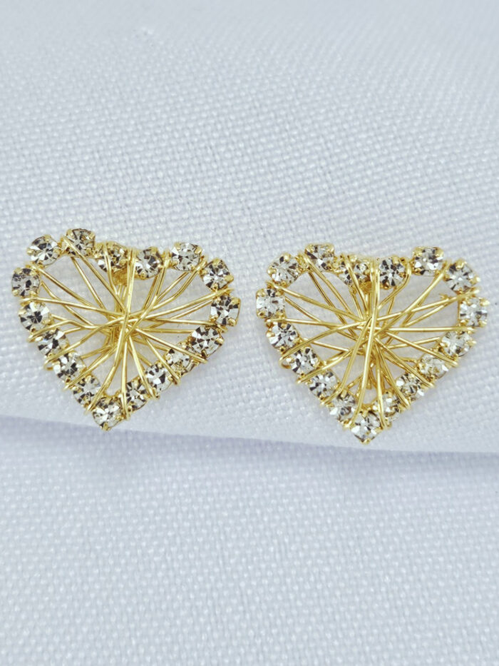 Brinco coração cravejado detalhe vazado