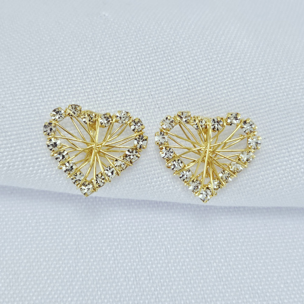 Brinco coração cravejado detalhe vazado