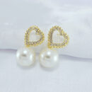 Brinco coração cravejado vazado com pêndulo pérola