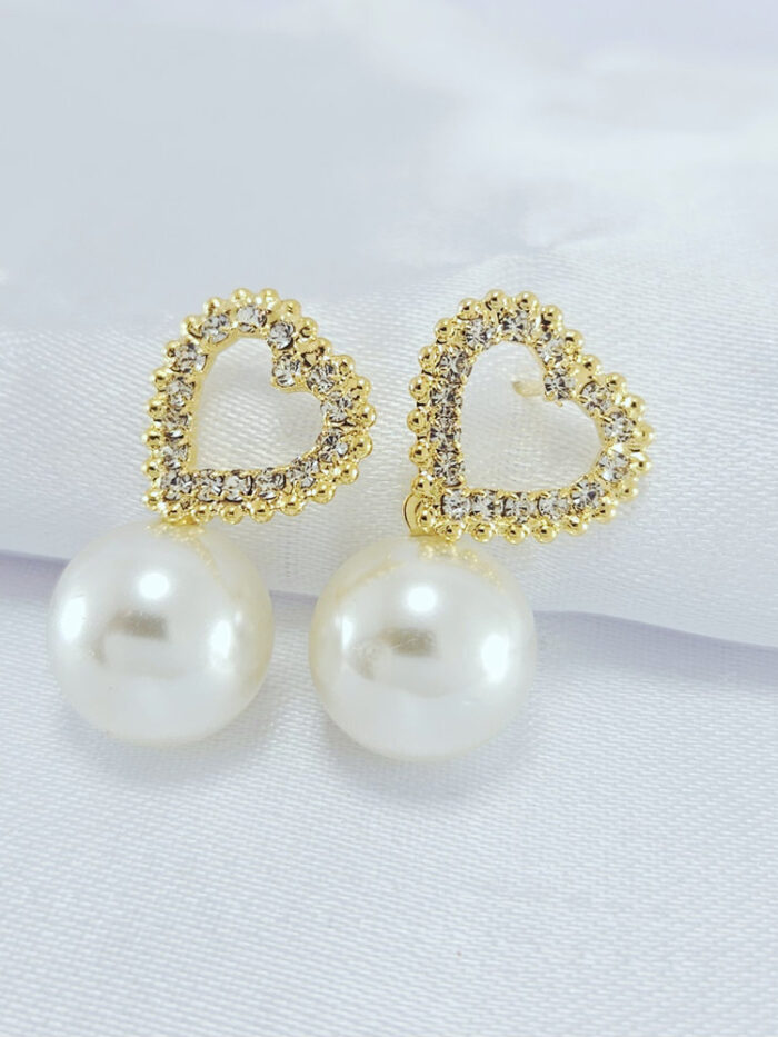 Brinco coração cravejado vazado com pêndulo pérola