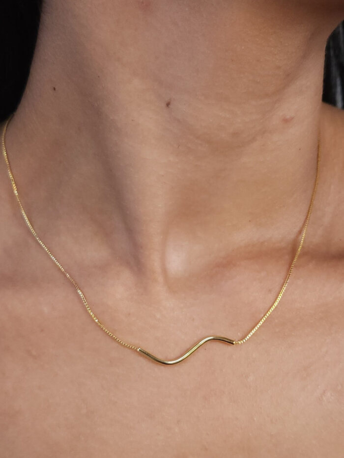 Gargantilha veneziana com pingente onda fio liso