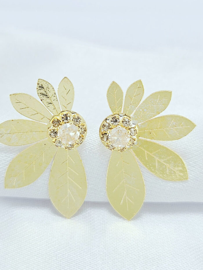 Brinco pétalas chapeado com pedra cristal