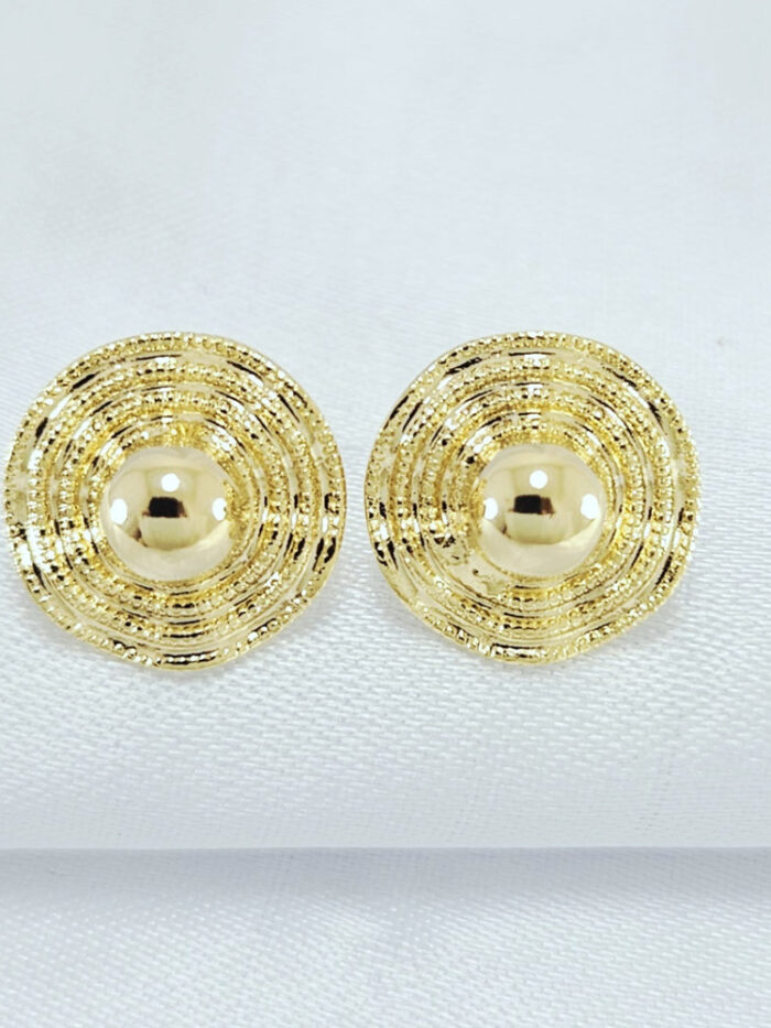 Brinco orgânico ondulado com pérola dourada