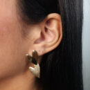 Brinco coração duplo liso com base detalhada