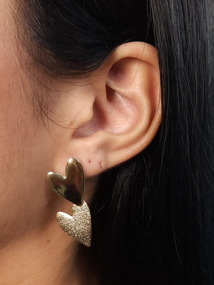 Brinco coração duplo liso com base detalhada