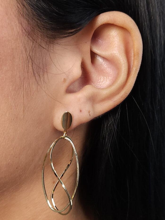 Brinco oval detalhe ondulado