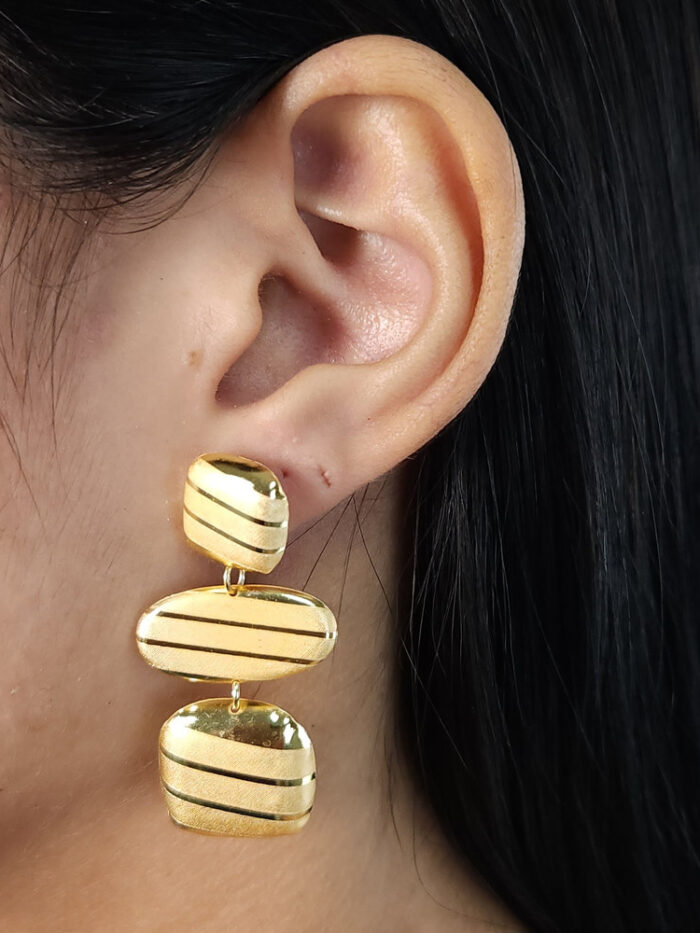 Brinco estilo pêndulos texturizado