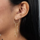 Brinco círculos entrelaçados detalhado