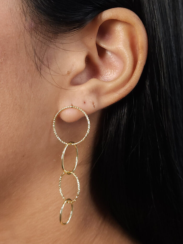 Brinco círculos entrelaçados detalhado