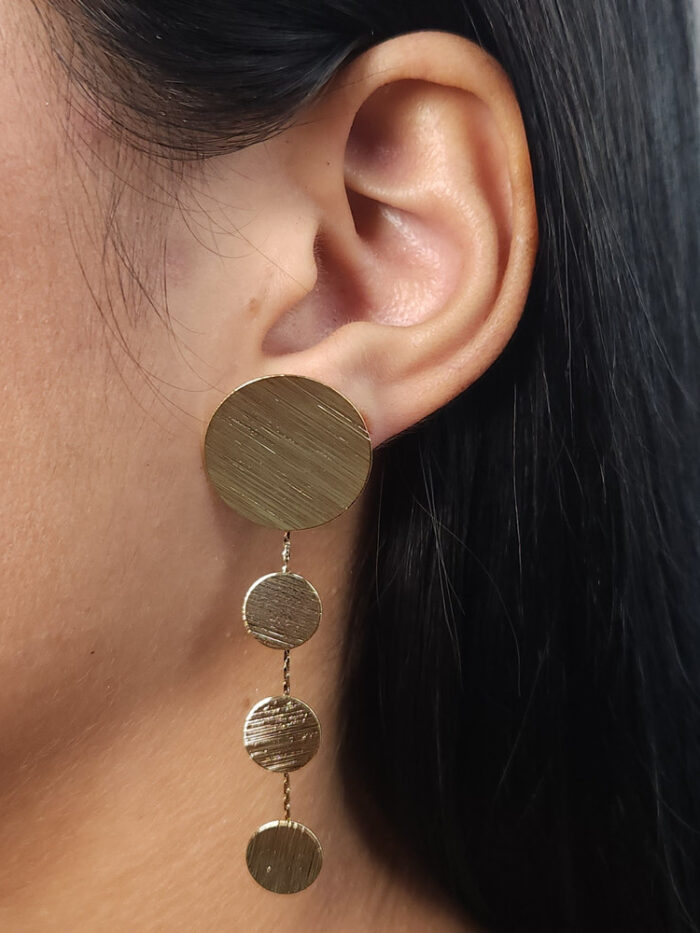 Brinco fio com círculo triplo detalhado