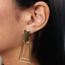 Brinco base lisa com fio retangular duplo