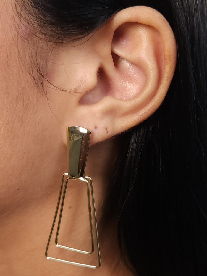 Brinco base lisa com fio retangular duplo