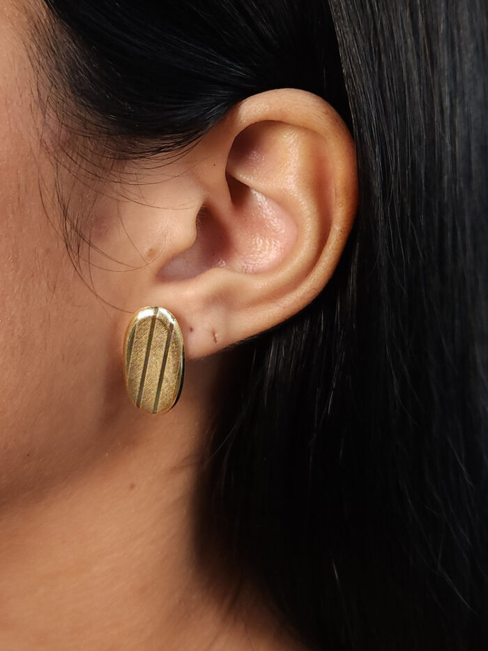 Brinco oval base detalhada