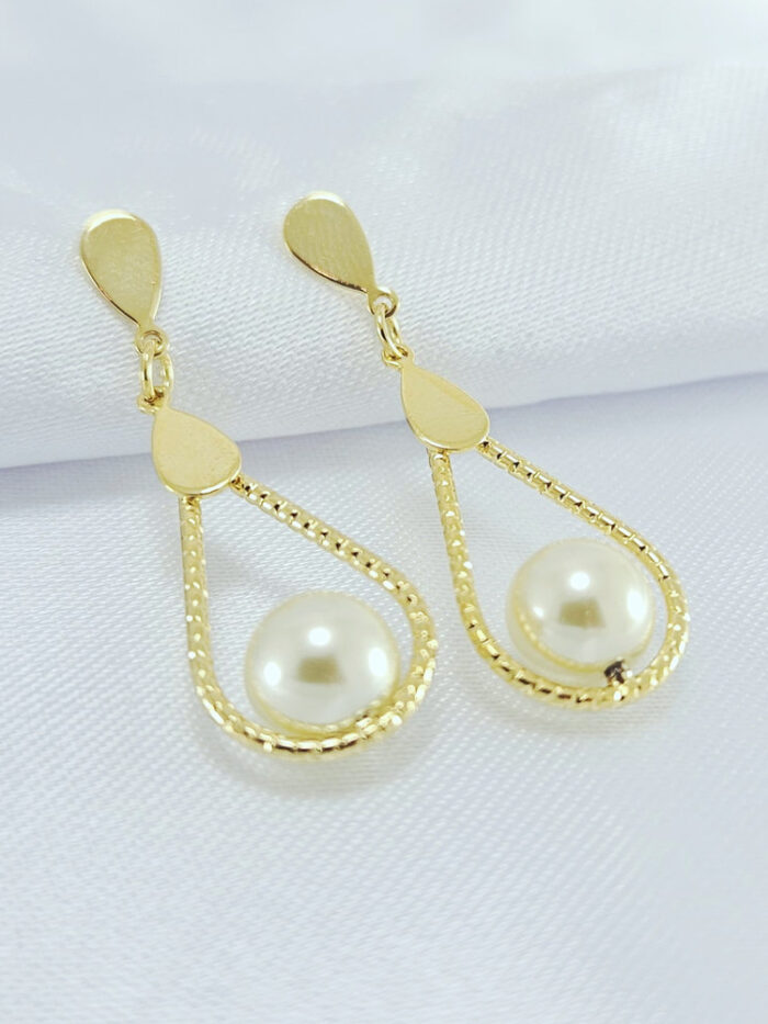 Brinco fio estilo gota com pérola