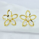 Brinco flor vazado com detalhe em pérola