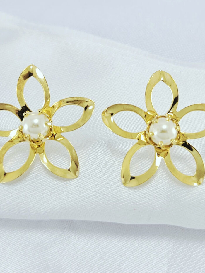 Brinco flor vazado com detalhe em pérola