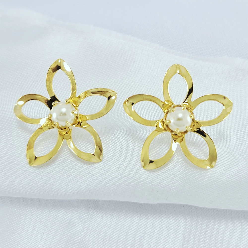 Brinco flor vazado com detalhe em pérola