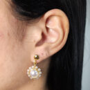 Brinco pendulo em pérola detalhado