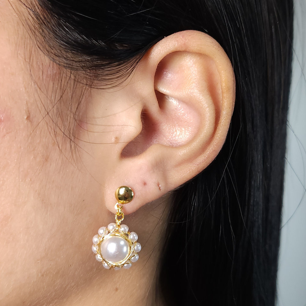 Brinco pendulo em pérola detalhado