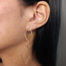 Brinco elos losango com círculo detalhado