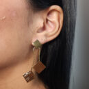 Brinco fio ondulado detalhe quadrado