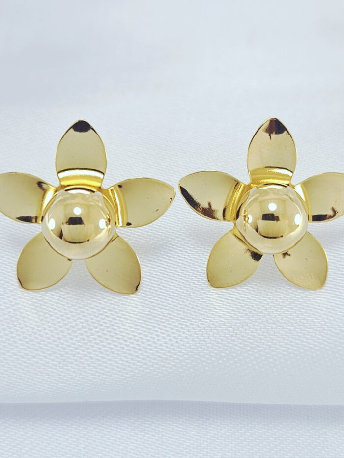 Brinco flor petálas chapeada